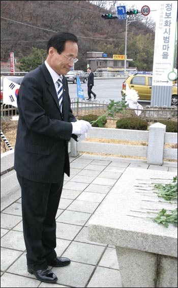 황철곤 마산시장이 제단에 헌화하고 있다. 